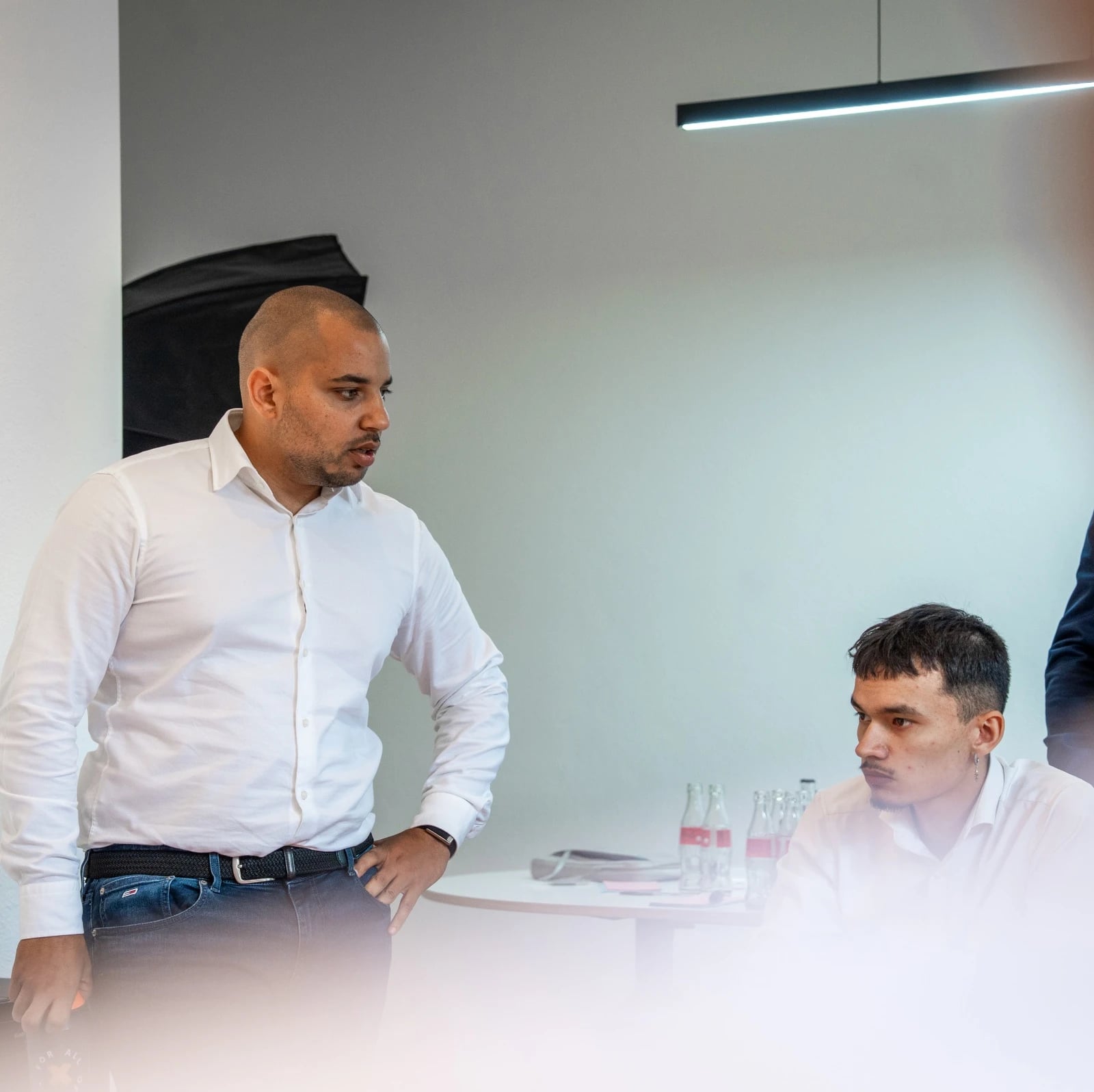 Zwei Männer im Büro im Gespräch