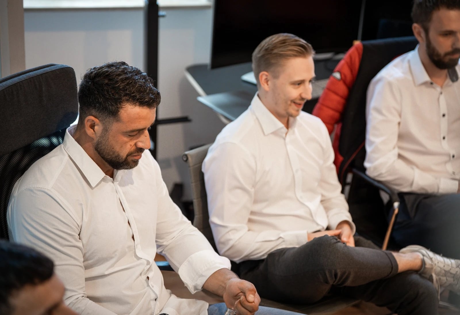 Drei Männer im Gespräch im Büro