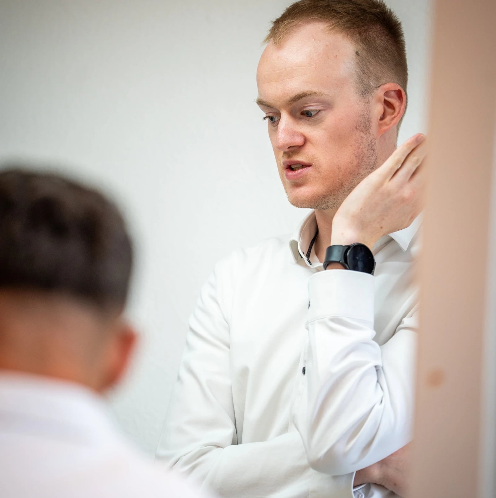 Mann im Gespräch mit ernstem Blick