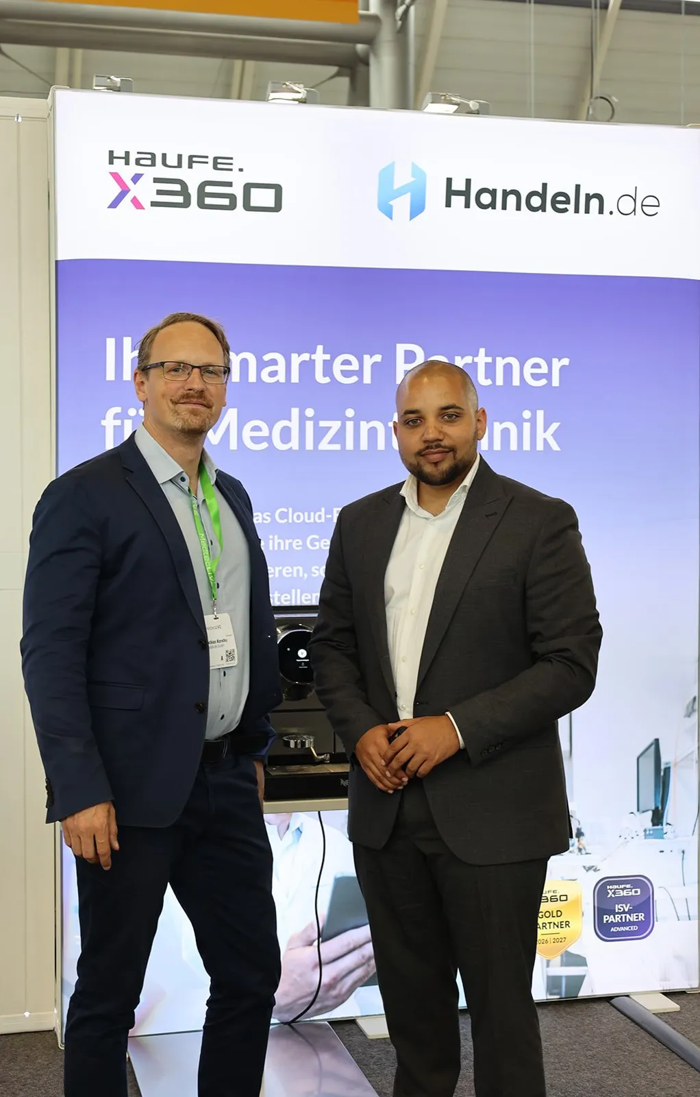 Zwei Geschäftsleute am Messestand von Haufe X360