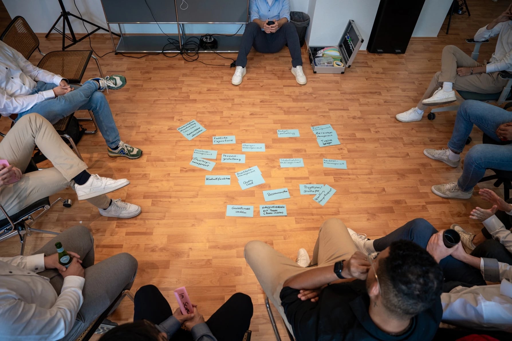 Team-Workshop mit Haftnotizen im Stuhlkreis
