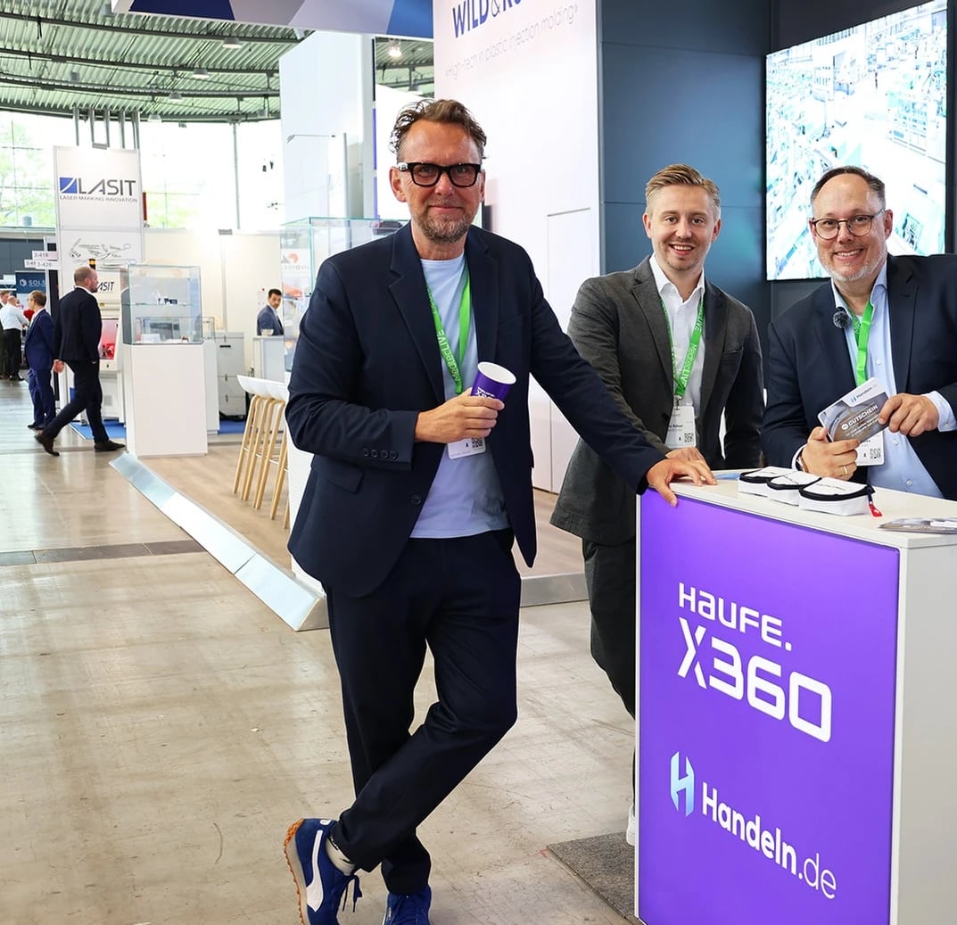 Drei Männer am Messestand von Haufe X360