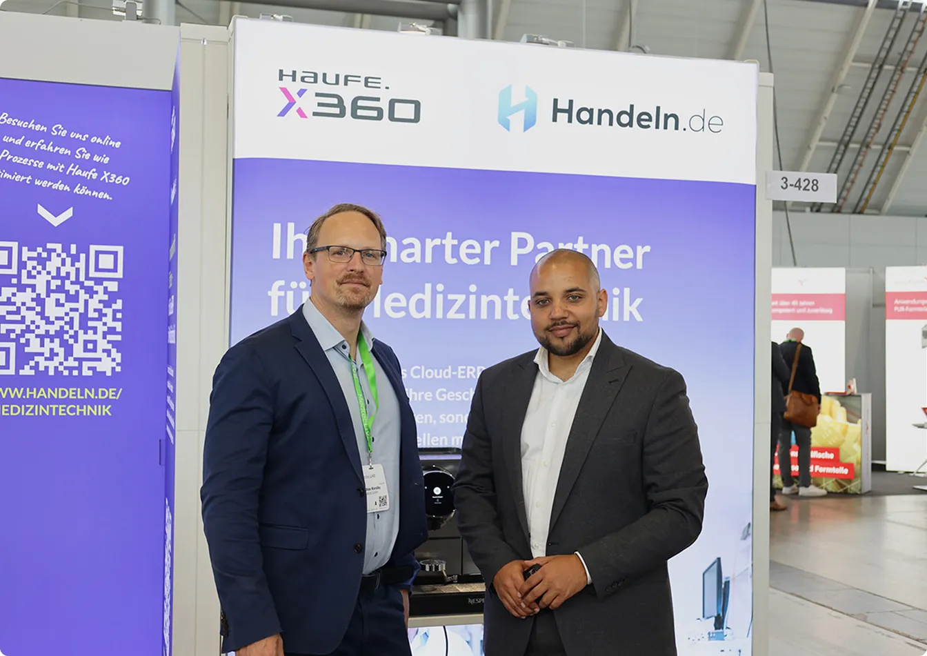 Zwei Männer am Messestand für Medizintechnik