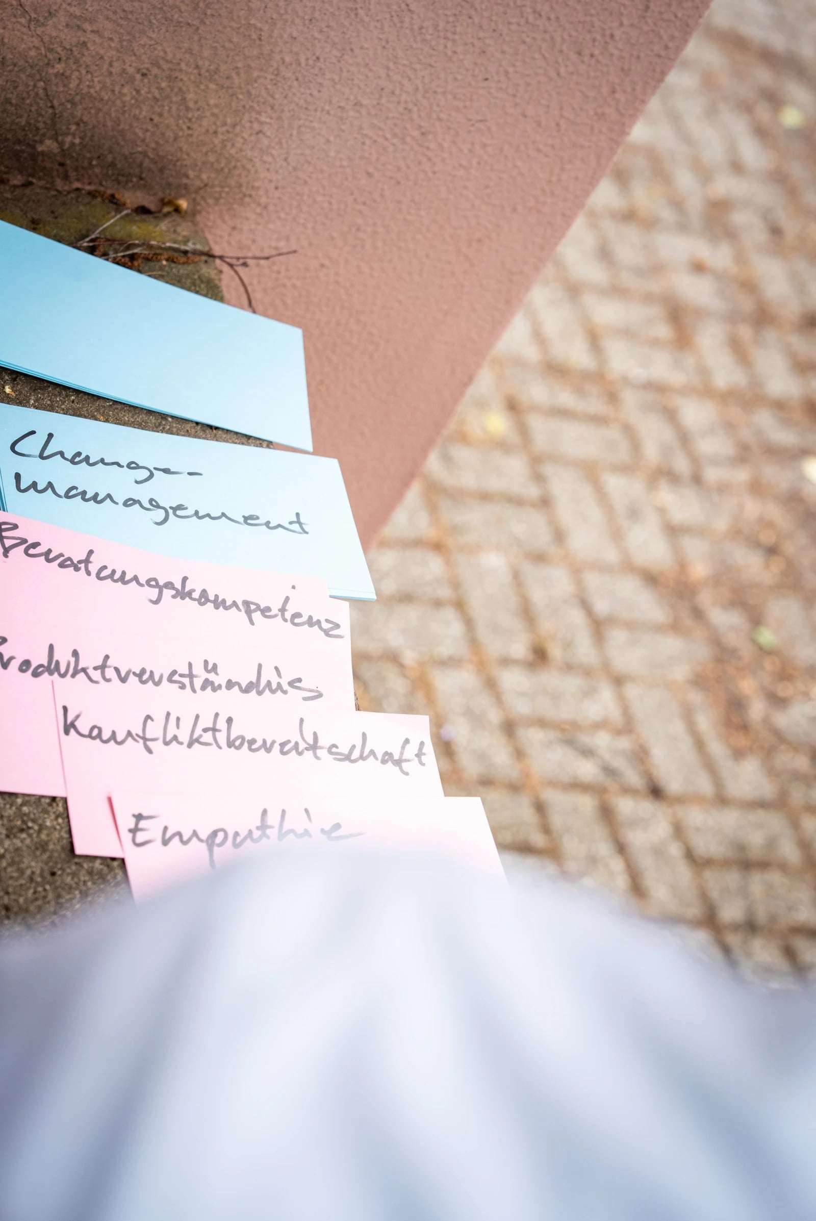 Haftnotizen mit Begriffen wie Change Management, Veränderungskompetenz und Empathie