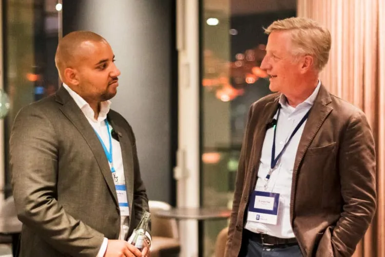 Zwei Männer im Gespräch bei Networking-Event